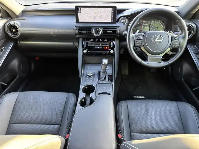 レクサス ＩＳ 300h バージョンL 福岡県 2023(令5)年 3.7万km ソニッククォーツ W+Sエアバッグ/衝突被害軽減システム/コーナーセンサー(前後)/横滑り防止装置/オートライト・ハイビーム/純正アルミホイール/純正フロアマット/電動リアゲート/ドラレコ/レザーシート/エアシート・シートヒーター/パワーシート(D+N)/ベンチシート/フルセグTV/全周囲車外カメラ/クルーズコントロール/ETC2.0/スペアキー/BT/AAC/スマートキー