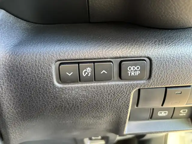 レクサス ＩＳ 300h バージョンL 福岡県 2023(令5)年 3.7万km ソニッククォーツ W+Sエアバッグ/衝突被害軽減システム/コーナーセンサー(前後)/横滑り防止装置/オートライト・ハイビーム/純正アルミホイール/純正フロアマット/電動リアゲート/ドラレコ/レザーシート/エアシート・シートヒーター/パワーシート(D+N)/ベンチシート/フルセグTV/全周囲車外カメラ/クルーズコントロール/ETC2.0/スペアキー/BT/AAC/スマートキー