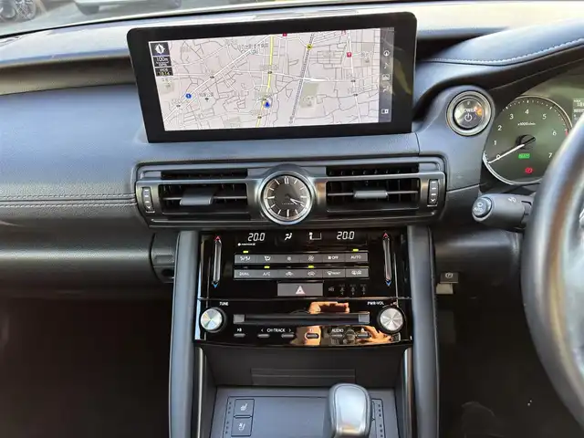 レクサス ＩＳ 300h バージョンL 福岡県 2023(令5)年 3.7万km ソニッククォーツ W+Sエアバッグ/衝突被害軽減システム/コーナーセンサー(前後)/横滑り防止装置/オートライト・ハイビーム/純正アルミホイール/純正フロアマット/電動リアゲート/ドラレコ/レザーシート/エアシート・シートヒーター/パワーシート(D+N)/ベンチシート/フルセグTV/全周囲車外カメラ/クルーズコントロール/ETC2.0/スペアキー/BT/AAC/スマートキー