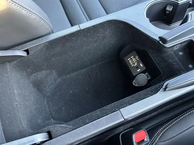 レクサス ＩＳ 300h バージョンL 福岡県 2023(令5)年 3.7万km ソニッククォーツ W+Sエアバッグ/衝突被害軽減システム/コーナーセンサー(前後)/横滑り防止装置/オートライト・ハイビーム/純正アルミホイール/純正フロアマット/電動リアゲート/ドラレコ/レザーシート/エアシート・シートヒーター/パワーシート(D+N)/ベンチシート/フルセグTV/全周囲車外カメラ/クルーズコントロール/ETC2.0/スペアキー/BT/AAC/スマートキー