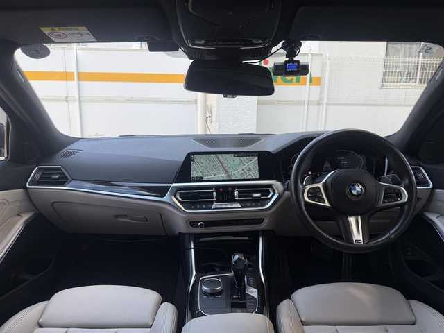 ＢＭＷ ＢＭＷ ３２０ｄ xDrive Mスポーツ 愛知県 2021(令3)年 4万km 黒 /正規ディーラー車//禁煙車//ハイラインパッケージ//コンフォートパッケージ//メーカーナビ//Bluetooth/USB/CarPlay/AndroidAuto//スクリーンミラーリング//ライブコックピット//パノラマビューモニター//ミラー一体型ETC//ドライブレコーダー//ワイヤレスチャージング//白革シート//シートヒーター//パワーシート/D席メモリー式//ランバーサポート//パワーバックドア//インテリジェントセーフティ//衝突回避・被害軽減ブレーキ//ドライバーアシスタンスシステム//レーンディパーチャーウォーニング//レーンチェンジウォーニング//レーンチェンジアシスト//レーダークルーズコントロール//アクティブPDC//パーキングアシスト//パドルシフト/MTモード付きAT//純正19インチAW//DTC//アイドリングストップ//プッシュスタート//コンフォートアクセス//革巻きステアリング//ステアリングリモコン//LEDオートヘッドライト//フロント・リヤフォグランプ//オートハイビーム//アンビエントライト//革巻きステアリング//純正フロアマット//純正バイザー//保証書/取扱説明書//ディーラー点検整備記録簿R4.6.7