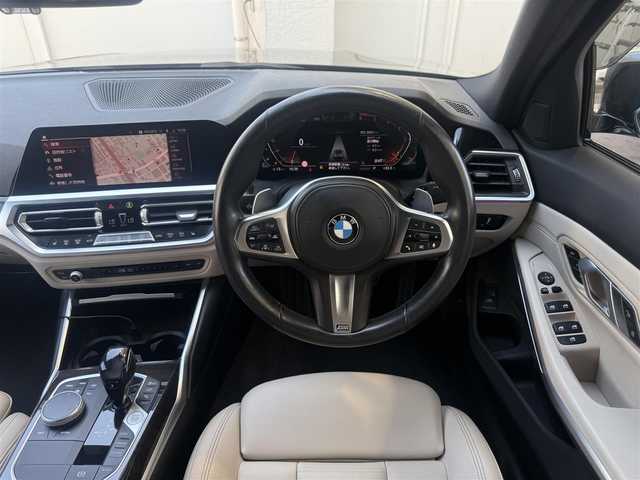 ＢＭＷ ＢＭＷ ３２０ｄ xDrive Mスポーツ 愛知県 2021(令3)年 4万km 黒 /正規ディーラー車//禁煙車//ハイラインパッケージ//コンフォートパッケージ//メーカーナビ//Bluetooth/USB/CarPlay/AndroidAuto//スクリーンミラーリング//ライブコックピット//パノラマビューモニター//ミラー一体型ETC//ドライブレコーダー//ワイヤレスチャージング//白革シート//シートヒーター//パワーシート/D席メモリー式//ランバーサポート//パワーバックドア//インテリジェントセーフティ//衝突回避・被害軽減ブレーキ//ドライバーアシスタンスシステム//レーンディパーチャーウォーニング//レーンチェンジウォーニング//レーンチェンジアシスト//レーダークルーズコントロール//アクティブPDC//パーキングアシスト//パドルシフト/MTモード付きAT//純正19インチAW//DTC//アイドリングストップ//プッシュスタート//コンフォートアクセス//革巻きステアリング//ステアリングリモコン//LEDオートヘッドライト//フロント・リヤフォグランプ//オートハイビーム//アンビエントライト//革巻きステアリング//純正フロアマット//純正バイザー//保証書/取扱説明書//ディーラー点検整備記録簿R4.6.7