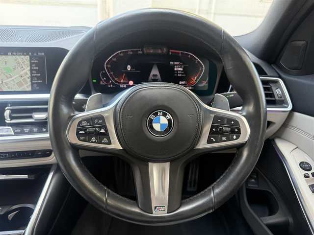 ＢＭＷ ＢＭＷ ３２０ｄ xDrive Mスポーツ 愛知県 2021(令3)年 4万km 黒 /正規ディーラー車//禁煙車//ハイラインパッケージ//コンフォートパッケージ//メーカーナビ//Bluetooth/USB/CarPlay/AndroidAuto//スクリーンミラーリング//ライブコックピット//パノラマビューモニター//ミラー一体型ETC//ドライブレコーダー//ワイヤレスチャージング//白革シート//シートヒーター//パワーシート/D席メモリー式//ランバーサポート//パワーバックドア//インテリジェントセーフティ//衝突回避・被害軽減ブレーキ//ドライバーアシスタンスシステム//レーンディパーチャーウォーニング//レーンチェンジウォーニング//レーンチェンジアシスト//レーダークルーズコントロール//アクティブPDC//パーキングアシスト//パドルシフト/MTモード付きAT//純正19インチAW//DTC//アイドリングストップ//プッシュスタート//コンフォートアクセス//革巻きステアリング//ステアリングリモコン//LEDオートヘッドライト//フロント・リヤフォグランプ//オートハイビーム//アンビエントライト//革巻きステアリング//純正フロアマット//純正バイザー//保証書/取扱説明書//ディーラー点検整備記録簿R4.6.7
