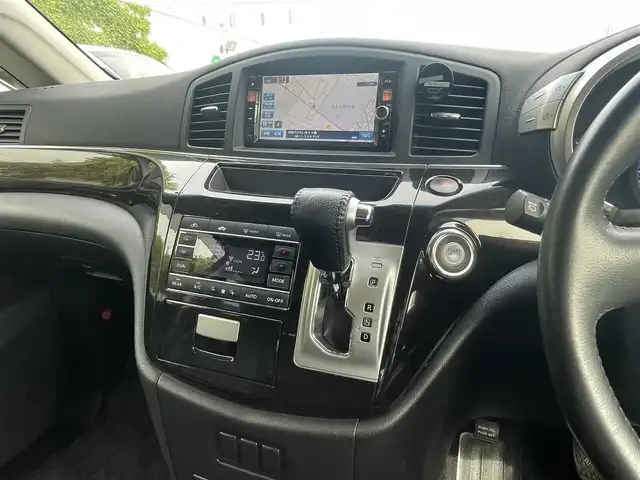 日産 エルグランド 250ハイウェイスター 兵庫県 2012(平24)年 7.3万km ファントムブラック ワンオーナー/保証書/取扱説明書/純正ディーラSDナビ/Bluetooth/バックカメラ/フルセグ/DVD/CD再生可能/純正アルミホイール/純正フロアマット/フリップダウンモニター/スマートキー×２/ETC/片側パワースライド/ハーフレザー/ドアバイザー/電動格納ミラー