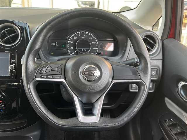 日産 ノート e－パワー X 静岡県 2016(平28)年 7.5万km ガーネットレッド 安全装備/・衝突軽減ブレーキ/・レーンキープアシスト/・コーナーセンサー/純正ナビ/・フルセグTV/・CD/DVD/Bluetooth/FM/AM/主要装備/・ＬＥＤヘッドライト/・ＥＴＣ/・デジタルインナーミラー　/・プッシュスタート　/・ドライブレコーダー　/・全方位カメラ　/・純正ホイールキャップ　/・オートライト　/・スマートキー/・純正フロアマット/・ステアリングリモコン