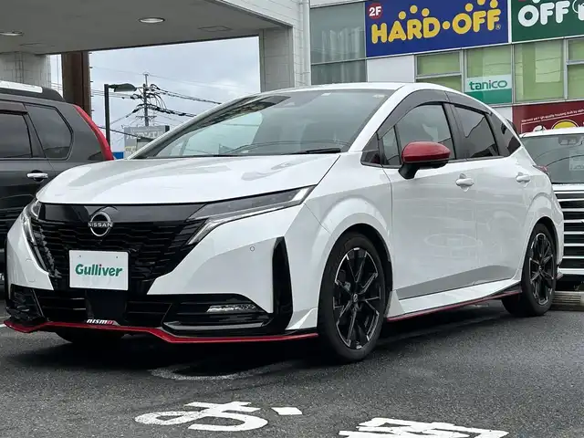 日産 オーラ ニスモ 長崎県 2023(令5)年 5.5万km ピュアホワイトパール ワンオーナー/純正HDDナビ(FM/AM/USB/BT/フルセグ)/プッシュスタート/スマートキー/ステアリングスイッチ/ビルトインETC2.0/ワイヤレス充電/純正フロアマット/純正17インチアルミホイール/ドアバイザー/プロパイロット/ハンドル支援/レーダークルーズコントロール/車線逸脱警報/ふらつき抑制/踏み間違い衝突防止/前後コーナーセンサー/オートライト/オートマチックハイビーム/LEDヘッドライト/イモビライザーシステム/SRSダブル・サイドエアバッグ/SRSカーテンエアバッグ/ISOFIX/スペアキー/車両取説/ナビ取説/保証書