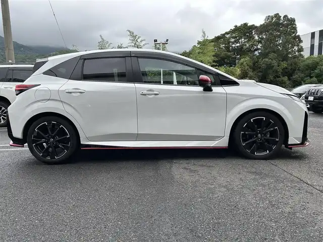日産 オーラ ニスモ 長崎県 2023(令5)年 5.5万km ピュアホワイトパール ワンオーナー/純正HDDナビ(FM/AM/USB/BT/フルセグ)/プッシュスタート/スマートキー/ステアリングスイッチ/ビルトインETC2.0/ワイヤレス充電/純正フロアマット/純正17インチアルミホイール/ドアバイザー/プロパイロット/ハンドル支援/レーダークルーズコントロール/車線逸脱警報/ふらつき抑制/踏み間違い衝突防止/前後コーナーセンサー/オートライト/オートマチックハイビーム/LEDヘッドライト/イモビライザーシステム/SRSダブル・サイドエアバッグ/SRSカーテンエアバッグ/ISOFIX/スペアキー/車両取説/ナビ取説/保証書