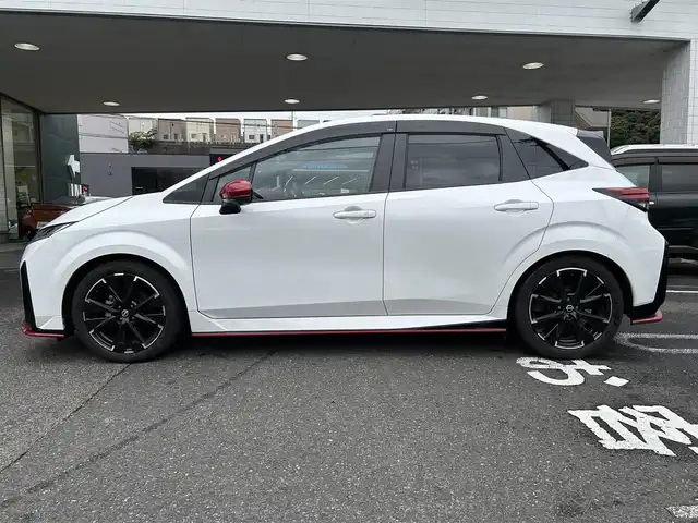 日産 オーラ ニスモ 長崎県 2023(令5)年 5.5万km ピュアホワイトパール ワンオーナー/純正HDDナビ(FM/AM/USB/BT/フルセグ)/プッシュスタート/スマートキー/ステアリングスイッチ/ビルトインETC2.0/ワイヤレス充電/純正フロアマット/純正17インチアルミホイール/ドアバイザー/プロパイロット/ハンドル支援/レーダークルーズコントロール/車線逸脱警報/ふらつき抑制/踏み間違い衝突防止/前後コーナーセンサー/オートライト/オートマチックハイビーム/LEDヘッドライト/イモビライザーシステム/SRSダブル・サイドエアバッグ/SRSカーテンエアバッグ/ISOFIX/スペアキー/車両取説/ナビ取説/保証書