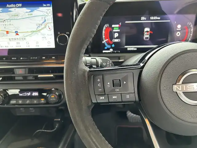 日産 オーラ ニスモ 長崎県 2023(令5)年 5.5万km ピュアホワイトパール ワンオーナー/純正HDDナビ(FM/AM/USB/BT/フルセグ)/プッシュスタート/スマートキー/ステアリングスイッチ/ビルトインETC2.0/ワイヤレス充電/純正フロアマット/純正17インチアルミホイール/ドアバイザー/プロパイロット/ハンドル支援/レーダークルーズコントロール/車線逸脱警報/ふらつき抑制/踏み間違い衝突防止/前後コーナーセンサー/オートライト/オートマチックハイビーム/LEDヘッドライト/イモビライザーシステム/SRSダブル・サイドエアバッグ/SRSカーテンエアバッグ/ISOFIX/スペアキー/車両取説/ナビ取説/保証書