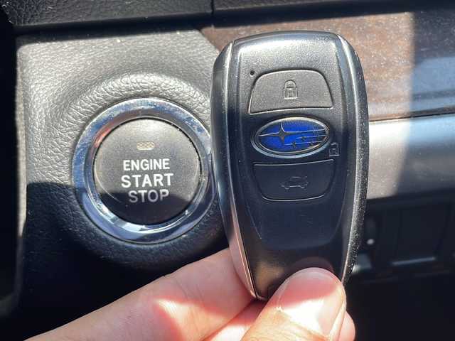 スバル レガシィ Ｂ４ ベース 福岡県 2016(平28)年 10.4万km ダークブルーパール ワンオーナー/純正ナビ（Blouetooth）/フルセグTV（DVD・CD再生機能あり）/プレミアムサウンド（haman kardon)/ドライブレコーダー（前方のみ）/USB入力端子/ビルトインETC/MTモード付AT車/パワーウィンドウ/クルーズコントロール（追従あり）/電動リアゲート/純正フロアマット/純正アルミホイール/横滑り防止装置/レーンキープアシスト/盗難防止装置/ダウンヒルアシストコントロール/衝突被害軽減システム/パワーステアリング/ABS/エアバッグ（運転席・助手席・サイド）/プッシュスタート/スマートキー/スペアキー/保証書/取扱説明書