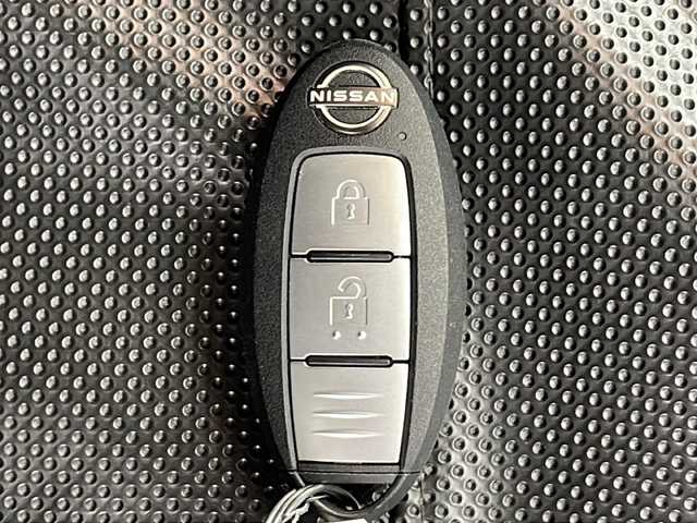 日産 ノート X 千葉県 2023(令5)年 1.1万km ピュアホワイトパール 車線逸脱警報/衝突軽減ブレーキ/クリアランスソナー/標識認識機能/純正メモリナビ（MM223D-L)/　Bluetooth/フルセグTV/バックカメラ/社外ETC/純正ドライブレコーダー前方/電動パーキング/オートホールド/レザー調シートカバー/社外フロアマット/ドアバイザー/アイドリングストップ