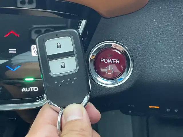 ホンダ ヴェゼル ハイブリッド Z 群馬県 2017(平29)年 7.4万km プラチナホワイトパール 純正８型ナビ　バックカメラ　アダプティブクルーズコントロール　レーンキープアシスト　衝突被害軽減ブレーキ　シートヒーター　ＬＥＤヘッドライト　ドライブレコーダー　ＥＴＣ　純正アルミホイール　禁煙車