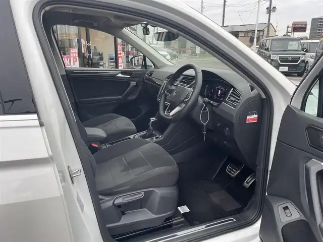 フォルクスワーゲン ＶＷ ティグアン TSI エレガンス 新潟県 2021(令3)年 3万km オリックスホワイトパールエフェクト 純正ナビ/(Bluetooth/AppleCarPlay/AndroidAuto)/フルセグTV/衝突軽減ブレーキ/レーンキープアシスト/レーダークルーズコントロール/全方位カメラ/バックカメラ/全席シートヒーター/電動リアゲート/パーキングアシスト/ヘッドアップディスプレイ/ドライブレコーダー（前後）/ビルトインETC/プッシュスタート/スマートキー/スペアキー×1/保証書