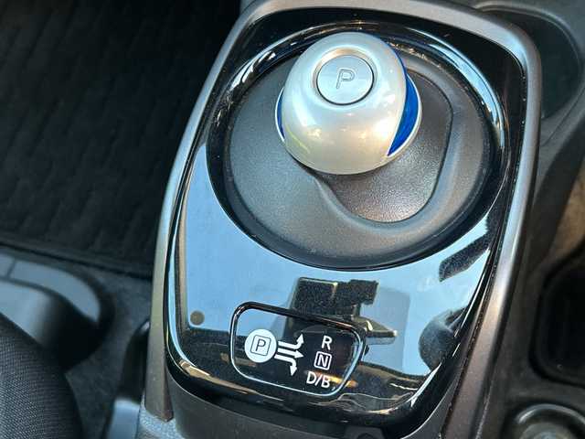 日産 ノート e－パワー X 茨城県 2018(平30)年 3.5万km スーパーブラック 純正メモリナビ【MM318D-W】/(地デジTV・CD・DVD・BT・ラジオ再生)/レーダークルーズコントロール/エマージェンシーブレーキ/コーナーセンサー/ドライブレコーダー/ETC/オートライト/LEDヘッドライト/純正15inアルミホイール/純正フロアマット/スマートキー