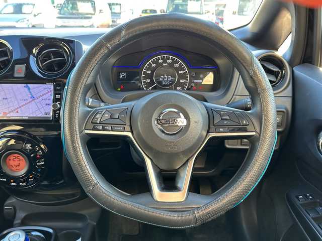 日産 ノート e－パワー X 茨城県 2018(平30)年 3.5万km スーパーブラック 純正メモリナビ【MM318D-W】/(地デジTV・CD・DVD・BT・ラジオ再生)/レーダークルーズコントロール/エマージェンシーブレーキ/コーナーセンサー/ドライブレコーダー/ETC/オートライト/LEDヘッドライト/純正15inアルミホイール/純正フロアマット/スマートキー