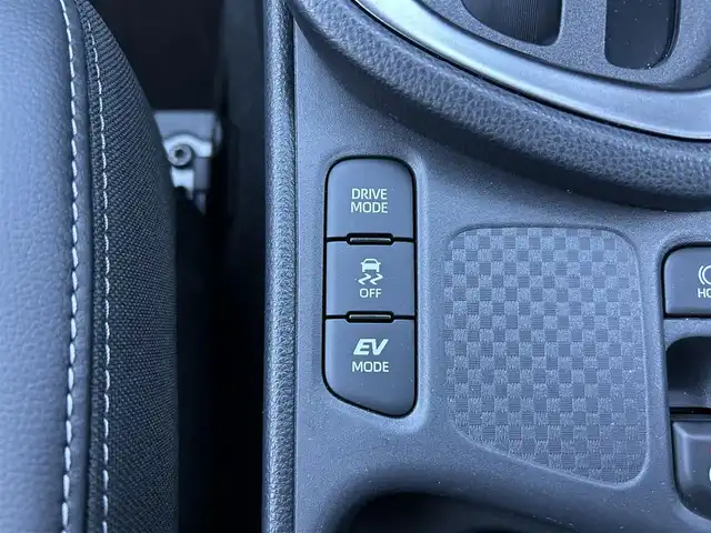 トヨタ ヤリスクロス ハイブリッド Z 福島県 2025(令7)年 0.9万km ブラックマイカ/プラチナホワイトパールマイカ トヨタセーフティセンス/・プリクラッシュセーフティ/・レーントレーシングアシスト/・レーダークルーズコントロール/・オートマチックハイビーム/・ロードサインアシスト/・緊急時操舵支援/ブラインドスポットモニター/純正ディスプレイオーディオ/【Tコネクトナビ/USB/HDMI/Bluetooth/TV/Miracast】/パノラミックビューモニター/ビルトインETC2.0/運転席パワーシート/前席シートヒーター/本革巻きステアリング/・ステアリングヒーター/・ステアリングリモコン/LEDヘッドライト/・オートライト/スマートキー/・プッシュスタート/社外フロアマット/取扱説明書/新車時保証書