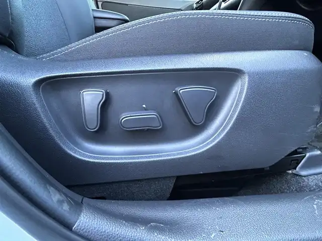 トヨタ ヤリスクロス ハイブリッド Z 福島県 2025(令7)年 0.9万km ブラックマイカ/プラチナホワイトパールマイカ トヨタセーフティセンス/・プリクラッシュセーフティ/・レーントレーシングアシスト/・レーダークルーズコントロール/・オートマチックハイビーム/・ロードサインアシスト/・緊急時操舵支援/ブラインドスポットモニター/純正ディスプレイオーディオ/【Tコネクトナビ/USB/HDMI/Bluetooth/TV/Miracast】/パノラミックビューモニター/ビルトインETC2.0/運転席パワーシート/前席シートヒーター/本革巻きステアリング/・ステアリングヒーター/・ステアリングリモコン/LEDヘッドライト/・オートライト/スマートキー/・プッシュスタート/社外フロアマット/取扱説明書/新車時保証書