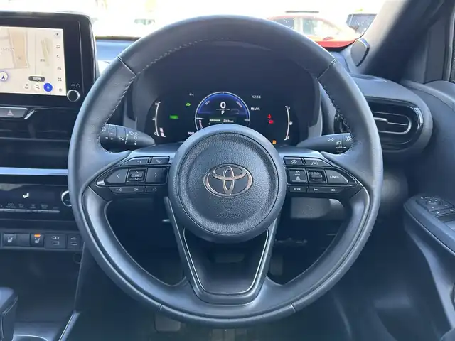 トヨタ ヤリスクロス ハイブリッド Z 福島県 2025(令7)年 0.9万km ブラックマイカ/プラチナホワイトパールマイカ トヨタセーフティセンス/・プリクラッシュセーフティ/・レーントレーシングアシスト/・レーダークルーズコントロール/・オートマチックハイビーム/・ロードサインアシスト/・緊急時操舵支援/ブラインドスポットモニター/純正ディスプレイオーディオ/【Tコネクトナビ/USB/HDMI/Bluetooth/TV/Miracast】/パノラミックビューモニター/ビルトインETC2.0/運転席パワーシート/前席シートヒーター/本革巻きステアリング/・ステアリングヒーター/・ステアリングリモコン/LEDヘッドライト/・オートライト/スマートキー/・プッシュスタート/社外フロアマット/取扱説明書/新車時保証書