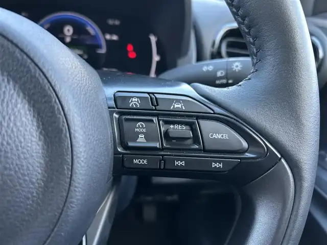 トヨタ ヤリスクロス ハイブリッド Z 福島県 2025(令7)年 0.9万km ブラックマイカ/プラチナホワイトパールマイカ トヨタセーフティセンス/・プリクラッシュセーフティ/・レーントレーシングアシスト/・レーダークルーズコントロール/・オートマチックハイビーム/・ロードサインアシスト/・緊急時操舵支援/ブラインドスポットモニター/純正ディスプレイオーディオ/【Tコネクトナビ/USB/HDMI/Bluetooth/TV/Miracast】/パノラミックビューモニター/ビルトインETC2.0/運転席パワーシート/前席シートヒーター/本革巻きステアリング/・ステアリングヒーター/・ステアリングリモコン/LEDヘッドライト/・オートライト/スマートキー/・プッシュスタート/社外フロアマット/取扱説明書/新車時保証書