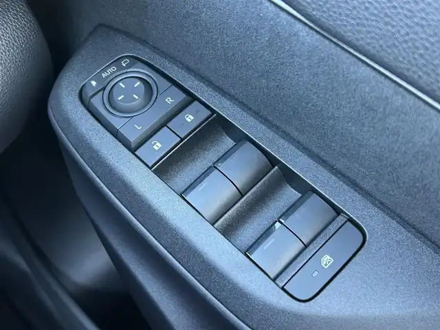 トヨタ ヤリスクロス ハイブリッド Z 福島県 2025(令7)年 0.9万km ブラックマイカ/プラチナホワイトパールマイカ トヨタセーフティセンス/・プリクラッシュセーフティ/・レーントレーシングアシスト/・レーダークルーズコントロール/・オートマチックハイビーム/・ロードサインアシスト/・緊急時操舵支援/ブラインドスポットモニター/純正ディスプレイオーディオ/【Tコネクトナビ/USB/HDMI/Bluetooth/TV/Miracast】/パノラミックビューモニター/ビルトインETC2.0/運転席パワーシート/前席シートヒーター/本革巻きステアリング/・ステアリングヒーター/・ステアリングリモコン/LEDヘッドライト/・オートライト/スマートキー/・プッシュスタート/社外フロアマット/取扱説明書/新車時保証書