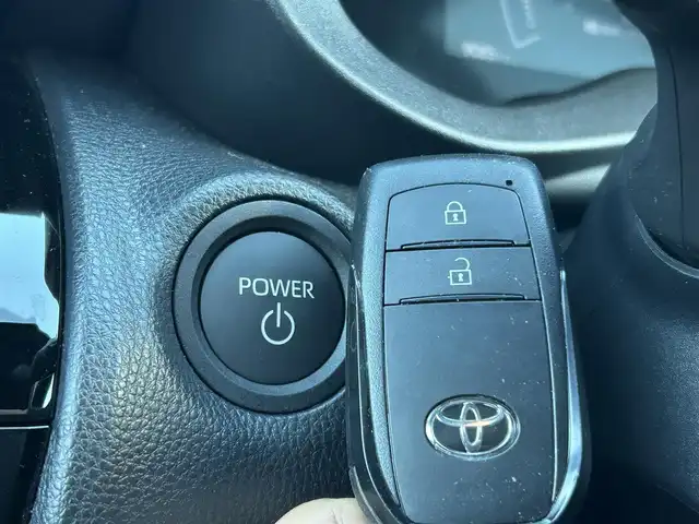 トヨタ ヤリスクロス ハイブリッド Z 福島県 2025(令7)年 0.9万km ブラックマイカ/プラチナホワイトパールマイカ トヨタセーフティセンス/・プリクラッシュセーフティ/・レーントレーシングアシスト/・レーダークルーズコントロール/・オートマチックハイビーム/・ロードサインアシスト/・緊急時操舵支援/ブラインドスポットモニター/純正ディスプレイオーディオ/【Tコネクトナビ/USB/HDMI/Bluetooth/TV/Miracast】/パノラミックビューモニター/ビルトインETC2.0/運転席パワーシート/前席シートヒーター/本革巻きステアリング/・ステアリングヒーター/・ステアリングリモコン/LEDヘッドライト/・オートライト/スマートキー/・プッシュスタート/社外フロアマット/取扱説明書/新車時保証書