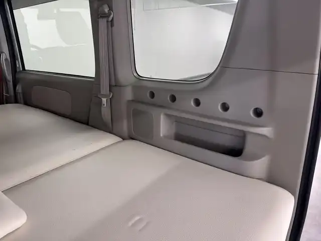 日産 ＮＶ１００クリッパー リオ G 三重県 2017(平29)年 7.8万km ガーデニングアクアM ガソリン・ターボ/フルタイム4WD/インパネ4AT/カロッツェリア 7インチ『楽ナビ』 AVIC-RZ700/（CD/DVD/SD/FM/AM/TV/Bluetooth/iPod/USB/AUX）/両側パワースライドドア/ETC/安全/・インテリジェント エマージェンシーブレーキ/・踏み間違い衝突防止アシスト/・TCS機能（トラクションコントロール）/・VDC（ビークルダイナミクスコントロール（TCS機能含む）/など/装備/・ベッドキット/・オートステップ/・シートヒーター（D）/・オートエアコン/・オートライト/・ディスチャージヘッドライト（HID）/・ステアリングスイッチ/・プッシュスタート/・スマートキーx2/・純正14inAW/・社外14inAWあり/など