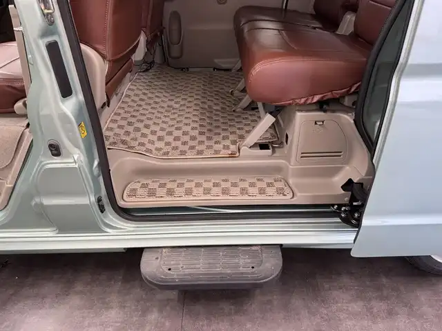 日産 ＮＶ１００クリッパー リオ G 三重県 2017(平29)年 7.8万km ガーデニングアクアM ガソリン・ターボ/フルタイム4WD/インパネ4AT/カロッツェリア 7インチ『楽ナビ』 AVIC-RZ700/（CD/DVD/SD/FM/AM/TV/Bluetooth/iPod/USB/AUX）/両側パワースライドドア/ETC/安全/・インテリジェント エマージェンシーブレーキ/・踏み間違い衝突防止アシスト/・TCS機能（トラクションコントロール）/・VDC（ビークルダイナミクスコントロール（TCS機能含む）/など/装備/・ベッドキット/・オートステップ/・シートヒーター（D）/・オートエアコン/・オートライト/・ディスチャージヘッドライト（HID）/・ステアリングスイッチ/・プッシュスタート/・スマートキーx2/・純正14inAW/・社外14inAWあり/など