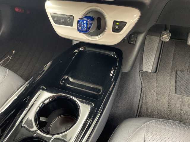 トヨタ プリウス ＰＨＶ A レザーパッケージ 岐阜県 2017(平29)年 6万km グレーメタリック 純正11.6インチメモリナビ/フルセグ/BT/USB/AM/FM/バックカメラ/トヨタセーフティセンス/・プリクラッシュセーフティ/・レーンディパーチャーアラート/・オートマチックハイビーム/・レーダークルーズコントロール/ブラインドスポットモニター/パーキングアシスト/クリアランスソナー/ビルトインETC/純正ドライブレコーダー/レザーシート/前席シートヒーター/革巻きステアリング/ステアリングヒーター/LEDオートライト/フォグランプ/純正フロアマット/サイドバイザー/純正ラゲージマット/プッシュスタート/スペアキー
