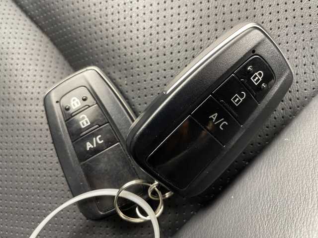 トヨタ プリウス ＰＨＶ A レザーパッケージ 岐阜県 2017(平29)年 6万km グレーメタリック 純正11.6インチメモリナビ/フルセグ/BT/USB/AM/FM/バックカメラ/トヨタセーフティセンス/・プリクラッシュセーフティ/・レーンディパーチャーアラート/・オートマチックハイビーム/・レーダークルーズコントロール/ブラインドスポットモニター/パーキングアシスト/クリアランスソナー/ビルトインETC/純正ドライブレコーダー/レザーシート/前席シートヒーター/革巻きステアリング/ステアリングヒーター/LEDオートライト/フォグランプ/純正フロアマット/サイドバイザー/純正ラゲージマット/プッシュスタート/スペアキー