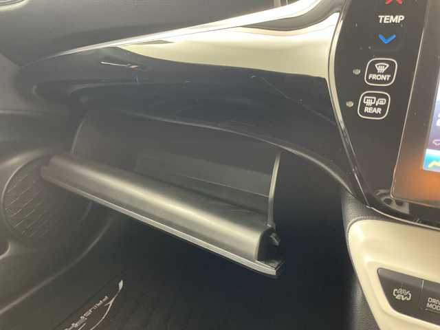 トヨタ プリウス ＰＨＶ A レザーパッケージ 岐阜県 2017(平29)年 6万km グレーメタリック 純正11.6インチナビ/フルセグ/BT/USB/AM/FM/バックカメラ/トヨタセーフティセンス/・プリクラッシュセーフティ/・レーンディパーチャーアラート/・オートマチックハイビーム/・レーダークルーズコントロール/ブラインドスポットモニター/パーキングアシスト/クリアランスソナー/ビルトインETC/純正ドライブレコーダー/レザーシート/前席シートヒーター/革巻きステアリング/ステアリングヒーター/LEDオートライト/フォグランプ/純正フロアマット/サイドバイザー/純正ラゲージマット/プッシュスタート/スペアキーワンセグテレビ