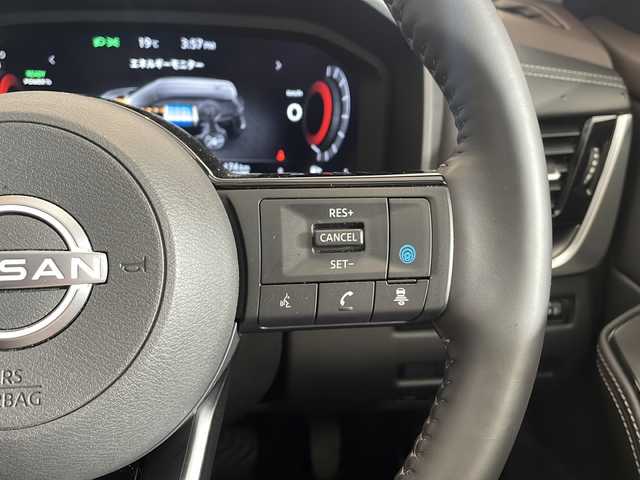 日産 エクストレイル X e－4ORCE 福井県 2022(令4)年 2.4万km ブリリアントホワイトパール ワンオーナー/日産純正12.3インチナビ/【AM/FM/フルセグ/BT/USB】/Apple CarPlay/バック・サイド・フロントカメラ/アラウンドビューモニター/ビルトインETC2.0/ブラインドスポットモニター/デジタルルームミラー/ルーフレール/パワーバッグドア/日産プロパイロット/・360°セーフティアシスト/・ハンドル支援/・車線逸脱防止支援/・後側方車両検知/・前方衝突防止/・踏み間違い衝突防止/・標識認識機能/・ルート減速支援/・駐車支援/オートハイビーム/純正18インチアルミ/革巻きステアリング/ステアリングヒーター/全席シートヒーター/前席パワーシート/1500Wコンセント/電動パーキングブレーキ/オートブレーキホールド/ダウンヒルアシスト