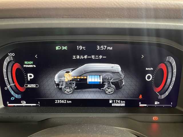 日産 エクストレイル X e－4ORCE 福井県 2022(令4)年 2.4万km ブリリアントホワイトパール ワンオーナー/日産純正12.3インチナビ/【AM/FM/フルセグ/BT/USB】/Apple CarPlay/バック・サイド・フロントカメラ/アラウンドビューモニター/ビルトインETC2.0/ブラインドスポットモニター/デジタルルームミラー/ルーフレール/パワーバッグドア/日産プロパイロット/・360°セーフティアシスト/・ハンドル支援/・車線逸脱防止支援/・後側方車両検知/・前方衝突防止/・踏み間違い衝突防止/・標識認識機能/・ルート減速支援/・駐車支援/オートハイビーム/純正18インチアルミ/革巻きステアリング/ステアリングヒーター/全席シートヒーター/前席パワーシート/1500Wコンセント/電動パーキングブレーキ/オートブレーキホールド/ダウンヒルアシスト