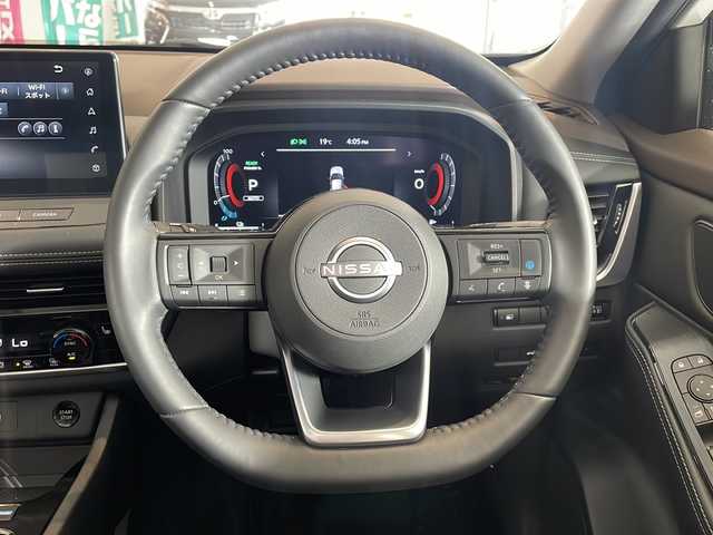 日産 エクストレイル X e－4ORCE 福井県 2022(令4)年 2.4万km ブリリアントホワイトパール ワンオーナー/日産純正12.3インチナビ/【AM/FM/フルセグ/BT/USB】/Apple CarPlay/バック・サイド・フロントカメラ/アラウンドビューモニター/ビルトインETC2.0/ブラインドスポットモニター/デジタルルームミラー/ルーフレール/パワーバッグドア/日産プロパイロット/・360°セーフティアシスト/・ハンドル支援/・車線逸脱防止支援/・後側方車両検知/・前方衝突防止/・踏み間違い衝突防止/・標識認識機能/・ルート減速支援/・駐車支援/オートハイビーム/純正18インチアルミ/革巻きステアリング/ステアリングヒーター/全席シートヒーター/前席パワーシート/1500Wコンセント/電動パーキングブレーキ/オートブレーキホールド/ダウンヒルアシスト