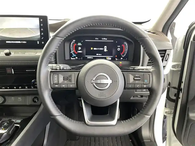 日産 エクストレイル X e－4ORCE 福井県 2022(令4)年 2.4万km ブリリアントホワイトパール 純正12.3インチナビ/【AM/FM/フルセグ/BT/USB】/Apple CarPlay/バック・サイド・フロントカメラ/アラウンドビューモニター/ビルトインETC2.0/ブラインドスポットモニター/デジタルインナーミラー/ルーフレール/パワーバックドア/プロパイロット/・360°セーフティアシスト/・ハンドル支援/・車線逸脱防止支援/・後側方車両検知/・前方衝突防止/・踏み間違い衝突防止/・標識認識機能/・ルート減速支援/・駐車支援/オートハイビーム/純正18インチアルミ/革巻きステアリング/ステアリングヒーター/全席シートヒーター/前席パワーシート/1500Wコンセント/電動パーキングブレーキ/オートブレーキホールド/ダウンヒルアシスト