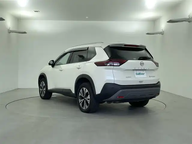 日産 エクストレイル X e－4ORCE 福井県 2022(令4)年 2.4万km ブリリアントホワイトパール 純正12.3インチナビ/【AM/FM/フルセグ/BT/USB】/Apple CarPlay/バック・サイド・フロントカメラ/アラウンドビューモニター/ビルトインETC2.0/ブラインドスポットモニター/デジタルインナーミラー/ルーフレール/パワーバックドア/プロパイロット/・360°セーフティアシスト/・ハンドル支援/・車線逸脱防止支援/・後側方車両検知/・前方衝突防止/・踏み間違い衝突防止/・標識認識機能/・ルート減速支援/・駐車支援/オートハイビーム/純正18インチアルミ/革巻きステアリング/ステアリングヒーター/全席シートヒーター/前席パワーシート/1500Wコンセント/電動パーキングブレーキ/オートブレーキホールド/ダウンヒルアシスト