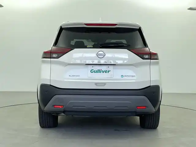 日産 エクストレイル X e－4ORCE 福井県 2022(令4)年 2.4万km ブリリアントホワイトパール 純正12.3インチナビ/【AM/FM/フルセグ/BT/USB】/Apple CarPlay/バック・サイド・フロントカメラ/アラウンドビューモニター/ビルトインETC2.0/ブラインドスポットモニター/デジタルインナーミラー/ルーフレール/パワーバックドア/プロパイロット/・360°セーフティアシスト/・ハンドル支援/・車線逸脱防止支援/・後側方車両検知/・前方衝突防止/・踏み間違い衝突防止/・標識認識機能/・ルート減速支援/・駐車支援/オートハイビーム/純正18インチアルミ/革巻きステアリング/ステアリングヒーター/全席シートヒーター/前席パワーシート/1500Wコンセント/電動パーキングブレーキ/オートブレーキホールド/ダウンヒルアシスト