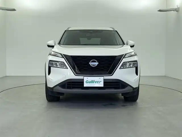 日産 エクストレイル X e－4ORCE 福井県 2022(令4)年 2.4万km ブリリアントホワイトパール 純正12.3インチナビ/【AM/FM/フルセグ/BT/USB】/Apple CarPlay/バック・サイド・フロントカメラ/アラウンドビューモニター/ビルトインETC2.0/ブラインドスポットモニター/デジタルインナーミラー/ルーフレール/パワーバックドア/プロパイロット/・360°セーフティアシスト/・ハンドル支援/・車線逸脱防止支援/・後側方車両検知/・前方衝突防止/・踏み間違い衝突防止/・標識認識機能/・ルート減速支援/・駐車支援/オートハイビーム/純正18インチアルミ/革巻きステアリング/ステアリングヒーター/全席シートヒーター/前席パワーシート/1500Wコンセント/電動パーキングブレーキ/オートブレーキホールド/ダウンヒルアシスト