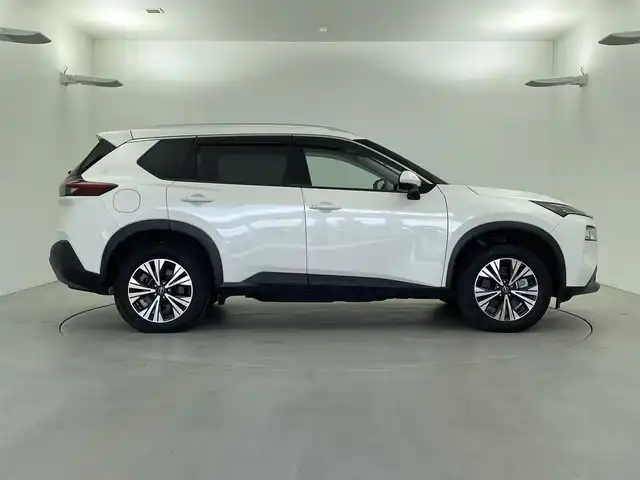 日産 エクストレイル X e－4ORCE 福井県 2022(令4)年 2.4万km ブリリアントホワイトパール 純正12.3インチナビ/【AM/FM/フルセグ/BT/USB】/Apple CarPlay/バック・サイド・フロントカメラ/アラウンドビューモニター/ビルトインETC2.0/ブラインドスポットモニター/デジタルインナーミラー/ルーフレール/パワーバックドア/プロパイロット/・360°セーフティアシスト/・ハンドル支援/・車線逸脱防止支援/・後側方車両検知/・前方衝突防止/・踏み間違い衝突防止/・標識認識機能/・ルート減速支援/・駐車支援/オートハイビーム/純正18インチアルミ/革巻きステアリング/ステアリングヒーター/全席シートヒーター/前席パワーシート/1500Wコンセント/電動パーキングブレーキ/オートブレーキホールド/ダウンヒルアシスト