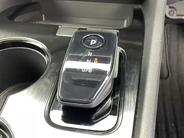 日産 エクストレイル X e－4ORCE 福井県 2022(令4)年 2.4万km ブリリアントホワイトパール 純正12.3インチナビ/【AM/FM/フルセグ/BT/USB】/Apple CarPlay/バック・サイド・フロントカメラ/アラウンドビューモニター/ビルトインETC2.0/ブラインドスポットモニター/デジタルインナーミラー/ルーフレール/パワーバックドア/プロパイロット/・360°セーフティアシスト/・ハンドル支援/・車線逸脱防止支援/・後側方車両検知/・前方衝突防止/・踏み間違い衝突防止/・標識認識機能/・ルート減速支援/・駐車支援/オートハイビーム/純正18インチアルミ/革巻きステアリング/ステアリングヒーター/全席シートヒーター/前席パワーシート/1500Wコンセント/電動パーキングブレーキ/オートブレーキホールド/ダウンヒルアシスト