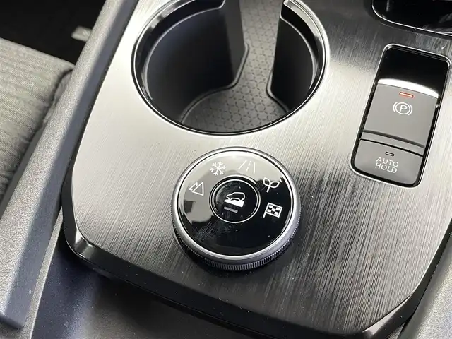 日産 エクストレイル X e－4ORCE 福井県 2022(令4)年 2.4万km ブリリアントホワイトパール 純正12.3インチナビ/【AM/FM/フルセグ/BT/USB】/Apple CarPlay/バック・サイド・フロントカメラ/アラウンドビューモニター/ビルトインETC2.0/ブラインドスポットモニター/デジタルインナーミラー/ルーフレール/パワーバックドア/プロパイロット/・360°セーフティアシスト/・ハンドル支援/・車線逸脱防止支援/・後側方車両検知/・前方衝突防止/・踏み間違い衝突防止/・標識認識機能/・ルート減速支援/・駐車支援/オートハイビーム/純正18インチアルミ/革巻きステアリング/ステアリングヒーター/全席シートヒーター/前席パワーシート/1500Wコンセント/電動パーキングブレーキ/オートブレーキホールド/ダウンヒルアシスト