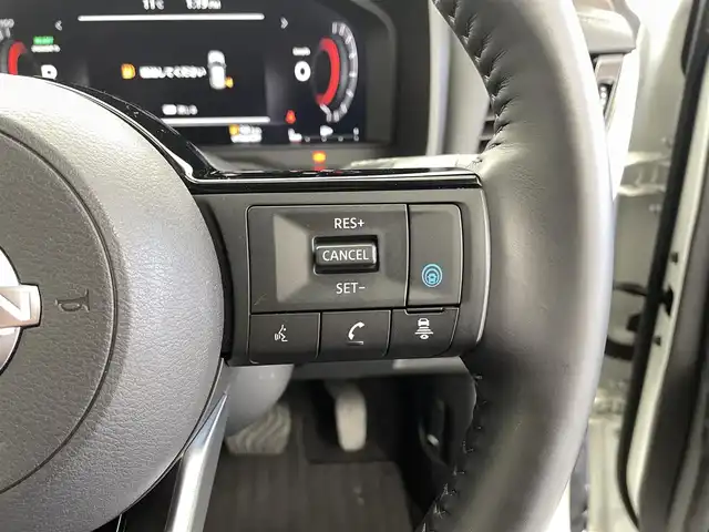 日産 エクストレイル X e－4ORCE 福井県 2022(令4)年 2.4万km ブリリアントホワイトパール 純正12.3インチナビ/【AM/FM/フルセグ/BT/USB】/Apple CarPlay/バック・サイド・フロントカメラ/アラウンドビューモニター/ビルトインETC2.0/ブラインドスポットモニター/デジタルインナーミラー/ルーフレール/パワーバックドア/プロパイロット/・360°セーフティアシスト/・ハンドル支援/・車線逸脱防止支援/・後側方車両検知/・前方衝突防止/・踏み間違い衝突防止/・標識認識機能/・ルート減速支援/・駐車支援/オートハイビーム/純正18インチアルミ/革巻きステアリング/ステアリングヒーター/全席シートヒーター/前席パワーシート/1500Wコンセント/電動パーキングブレーキ/オートブレーキホールド/ダウンヒルアシスト