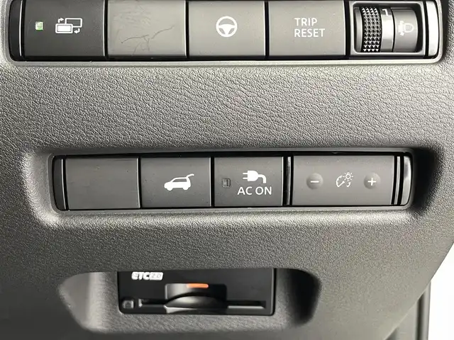 日産 エクストレイル X e－4ORCE 福井県 2022(令4)年 2.4万km ブリリアントホワイトパール 純正12.3インチナビ/【AM/FM/フルセグ/BT/USB】/Apple CarPlay/バック・サイド・フロントカメラ/アラウンドビューモニター/ビルトインETC2.0/ブラインドスポットモニター/デジタルインナーミラー/ルーフレール/パワーバックドア/プロパイロット/・360°セーフティアシスト/・ハンドル支援/・車線逸脱防止支援/・後側方車両検知/・前方衝突防止/・踏み間違い衝突防止/・標識認識機能/・ルート減速支援/・駐車支援/オートハイビーム/純正18インチアルミ/革巻きステアリング/ステアリングヒーター/全席シートヒーター/前席パワーシート/1500Wコンセント/電動パーキングブレーキ/オートブレーキホールド/ダウンヒルアシスト