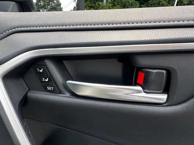 トヨタ ＲＡＶ４ G Zパッケージ 大阪府 2019(令1)年 2.4万km ホワイトパールクリスタルシャイン ブラインドスポットモニター/社外ナビ(BT/フルセグ/DVD)/レーダークルーズコントロール/プリクラッシュセーフティー/レーンキープアシスト/盗難防止装置/横滑り防止装置/ETC/LEDヘッドライト/オートライト/オートマチックハイビーム/レザーシート/シートヒーター/パワーシート/シートメモリー/電動リアゲート/ルーフレール/純正フロアマット/純正アルミホイール/スペアキー(1本)