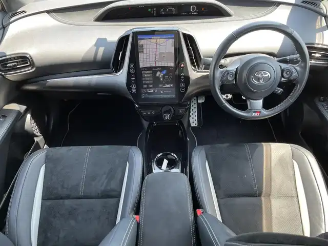 トヨタ プリウス ＰＨＶ Sナビパッケージ・GRスポーツ 岡山県 2018(平30)年 6.2万km ホワイトパールクリスタルシャイン 登録時走行距離61691km/純正11インチナビ/ワンオーナー/フルセグTV(AM.FM.BT)/バックカメラ/ビルドインETC2.0/ドライブレコーダー/シートヒーター/クリアランスソナー/衝突軽減ブレーキ/レーダークルーズコントロール/レーンキープアシスト/横滑り防止装置/オートライト/オートマチックハイビーム/アイドリングストップ/純正18インチAW/純正フロアマット
