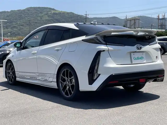トヨタ プリウス ＰＨＶ Sナビパッケージ・GRスポーツ 岡山県 2018(平30)年 6.2万km ホワイトパールクリスタルシャイン 登録時走行距離61691km/純正11インチナビ/ワンオーナー/フルセグTV(AM.FM.BT)/バックカメラ/ビルドインETC2.0/ドライブレコーダー/シートヒーター/クリアランスソナー/衝突軽減ブレーキ/レーダークルーズコントロール/レーンキープアシスト/横滑り防止装置/オートライト/オートマチックハイビーム/アイドリングストップ/純正18インチAW/純正フロアマット