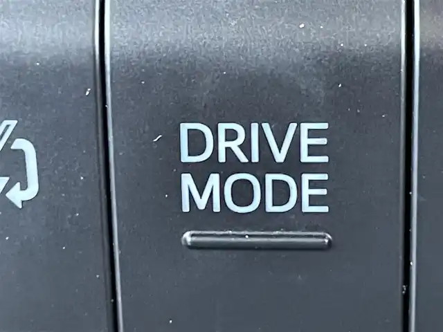 トヨタ プリウス ＰＨＶ Sナビパッケージ・GRスポーツ 岡山県 2018(平30)年 6.2万km ホワイトパールクリスタルシャイン 登録時走行距離61691km/純正11インチナビ/ワンオーナー/フルセグTV(AM.FM.BT)/バックカメラ/ビルドインETC2.0/ドライブレコーダー/シートヒーター/クリアランスソナー/衝突軽減ブレーキ/レーダークルーズコントロール/レーンキープアシスト/横滑り防止装置/オートライト/オートマチックハイビーム/アイドリングストップ/純正18インチAW/純正フロアマット