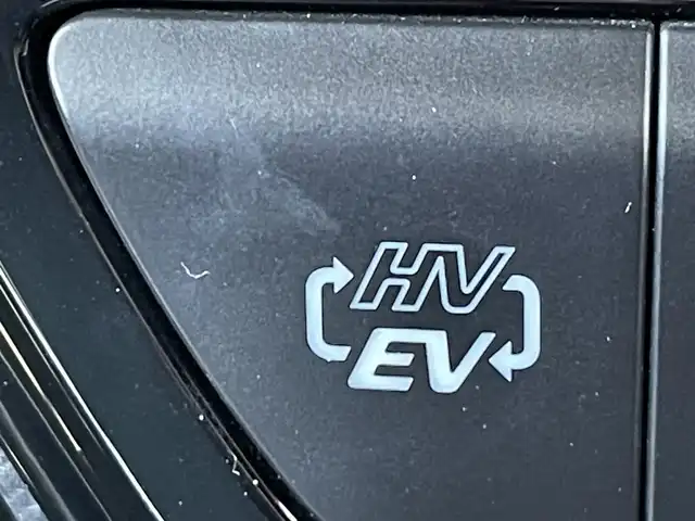トヨタ プリウス ＰＨＶ Sナビパッケージ・GRスポーツ 岡山県 2018(平30)年 6.2万km ホワイトパールクリスタルシャイン 登録時走行距離61691km/純正11インチナビ/ワンオーナー/フルセグTV(AM.FM.BT)/バックカメラ/ビルドインETC2.0/ドライブレコーダー/シートヒーター/クリアランスソナー/衝突軽減ブレーキ/レーダークルーズコントロール/レーンキープアシスト/横滑り防止装置/オートライト/オートマチックハイビーム/アイドリングストップ/純正18インチAW/純正フロアマット