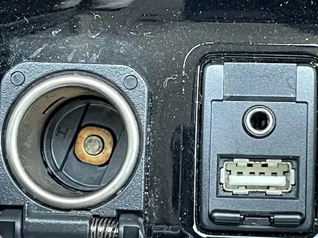 トヨタ プリウス ＰＨＶ Sナビパッケージ・GRスポーツ 岡山県 2018(平30)年 6.2万km ホワイトパールクリスタルシャイン 登録時走行距離61691km/純正11インチナビ/ワンオーナー/フルセグTV(AM.FM.BT)/バックカメラ/ビルドインETC2.0/ドライブレコーダー/シートヒーター/クリアランスソナー/衝突軽減ブレーキ/レーダークルーズコントロール/レーンキープアシスト/横滑り防止装置/オートライト/オートマチックハイビーム/アイドリングストップ/純正18インチAW/純正フロアマット