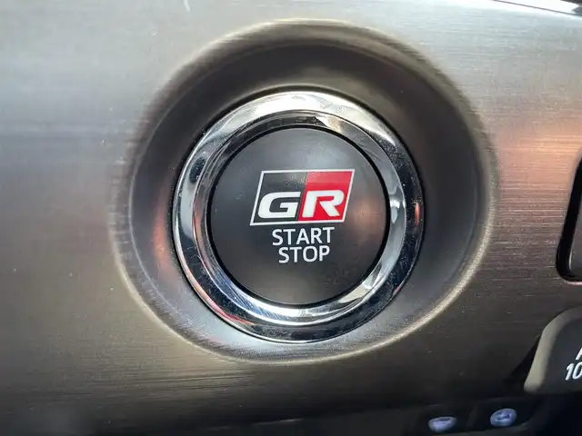 トヨタ プリウス ＰＨＶ Sナビパッケージ・GRスポーツ 岡山県 2018(平30)年 6.2万km ホワイトパールクリスタルシャイン 登録時走行距離61691km/純正11インチナビ/ワンオーナー/フルセグTV(AM.FM.BT)/バックカメラ/ビルドインETC2.0/ドライブレコーダー/シートヒーター/クリアランスソナー/衝突軽減ブレーキ/レーダークルーズコントロール/レーンキープアシスト/横滑り防止装置/オートライト/オートマチックハイビーム/アイドリングストップ/純正18インチAW/純正フロアマット