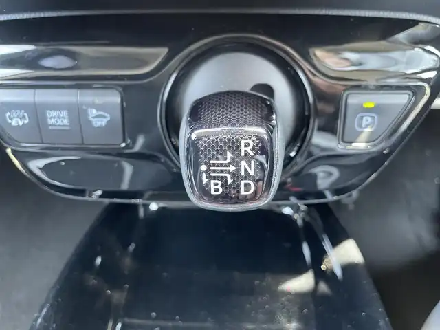 トヨタ プリウス ＰＨＶ Sナビパッケージ・GRスポーツ 岡山県 2018(平30)年 6.2万km ホワイトパールクリスタルシャイン 登録時走行距離61691km/純正11インチナビ/ワンオーナー/フルセグTV(AM.FM.BT)/バックカメラ/ビルドインETC2.0/ドライブレコーダー/シートヒーター/クリアランスソナー/衝突軽減ブレーキ/レーダークルーズコントロール/レーンキープアシスト/横滑り防止装置/オートライト/オートマチックハイビーム/アイドリングストップ/純正18インチAW/純正フロアマット